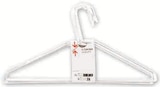 Lot de 6 cintres en promo à 1,49 € chez Hyper U Lot de 6 cintres dans le catalogue Hyper U