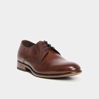 Promo Derbies à lacets en cuir marron homme à 27,99 € dans le catalogue La Halle à Castres