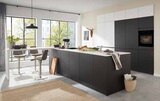 Küche Schwarz seidenmatt mit Absetzung Arktis seidenmatt Angebote von Musterring bei Segmüller Mannheim für 9.998,00 €