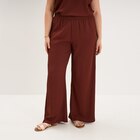 Pantalon effet gaufré fluide bordeaux femme grande taille - La Halle à Asnières-sur-Seine Pantalon effet gaufré fluide bordeaux femme grande taille en promo chez La Halle Asnières-sur-Seine à 19,99 €
