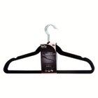 Lot de 8 cintres feutrines en promo chez Maxi Bazar Lot de 8 cintres feutrines dans le catalogue Maxi Bazar