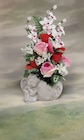 Composition roses, orchidées et feuillage à 24,99 € dans le catalogue Maxi Bazar