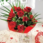 Promo Bouquet 7 Roses 50 cm Rouge avec Feuillages à 6,99 € dans le catalogue Intermarché Express à La Verrière