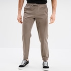 Pantalon de jogging en lin mélangé gris homme en promo chez La Halle Pantalon de jogging en lin mélangé gris homme dans le catalogue La Halle