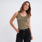 Débardeur bretelles larges coton vert kaki femme en promo chez La Halle Débardeur bretelles larges coton vert kaki femme dans le catalogue La Halle