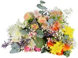 Aktuelles Blumenstrauß »Aprilgruß« Angebot bei REWE in Lübeck ab 7,99 €