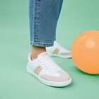 Promo Tennis basses à lacets blanc femme à 35,99 € dans le catalogue La Halle à Le Vigen