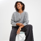 Promo Gilet manches longues boutonné gris femme à 14,99 € dans le catalogue La Halle à Carbon-Blanc