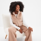 La Halle Neufchâtel-en-Bray - Promo Veste fausse fourrure sans manches beige femme Promo Veste fausse fourrure sans manches beige femme à 25,19 € dans le catalogue La Halle à Neufchâtel-en-Bray