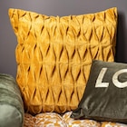 Promo Coussin plis 40x40cm ocre à 7,99 € dans le catalogue B&M à Rezé