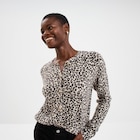 Gilet col rond manches longues beige clair femme en promo chez La Halle Gilet col rond manches longues beige clair femme dans le catalogue La Halle