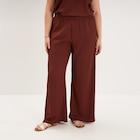 Pantalon effet gaufré fluide bordeaux femme grande taille en promo chez La Halle Villeurbanne à 19,99 €