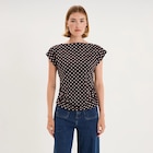 Top manches courtes col bateau froncé marron foncé femme en promo chez La Halle Top manches courtes col bateau froncé marron foncé femme dans le catalogue La Halle