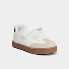 Tennis basses à scratchs blanc bébé garçon en promo chez La Halle Tennis basses à scratchs blanc bébé garçon dans le catalogue La Halle