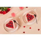 Charlotte coeur aux fruits rouges 6/8 parts en promo chez Carrefour Charlotte coeur aux fruits rouges 6/8 parts dans le catalogue Carrefour