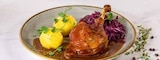 Entenkeule gebraten, mit Kartoffelknödel und Rotkraut. im XXXLutz Möbelhäuser Prospekt Entenkeule gebraten, mit Kartoffelknödel und Rotkraut. von im aktuellen XXXLutz Möbelhäuser Prospekt für 10,90 €