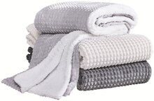 Kissen und Decken bei XXXLutz Möbelhäuser in Mannheim Kissen und Decken im Angebot bei XXXLutz Möbelhäuser Mannheim für 29,99 €
