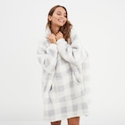 Poncho plaid effet polaire à capuche ecru femme en promo chez La Halle Saint-Étienne à 16,49 €