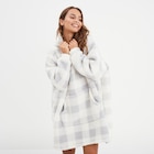 La Halle Loriol-sur-Drôme - Promo Poncho plaid effet polaire à capuche ecru femme Promo Poncho plaid effet polaire à capuche ecru femme à 16,49 € dans le catalogue La Halle à Loriol-sur-Drôme