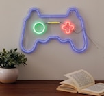 Lampe LED murale manette avec port USB dans le catalogue Maxi Bazar