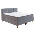 Dessin 50512-710 grau Liegefläche ca. 180x200 cm.  Das Boxspringbett BX2360 Kenora vereint Komfort und eine klares Design. Das Bett besteht aus einer 2-teiligen Box mit einer stabilen Bonellfederkern-Konstruktion, die eine exzellente Unterstützung und langanhaltende Haltbarkeit gewährleistet. Die durchgehende Tonnentaschenfederkern-Matratze sorgt für eine optimale Druckentlastung und eine individuelle Anpassung an den Körper. Ein integrierter Topper sorgt für zusätzliche Entlastung und einen gesunden Schlaf. Die Füße des Bettes sind im trendigen Eiche-Look gestaltet und fügen sich harmonisch in jedes Schlafzimmerambiente ein. Produkteigenschaften: Box 2-teilig, Liegefläche je ca. 90x200 cm, Bonell-Federkern, Kopfteil, Rückseite bezogen mit Spinnvlies, Vorderseite mit Stoffbezug, Versteppung und Abheftungen, nur zur Positionierung an der Wand geeignet Matratze durchgehend mit integriertem Topper, Gesamthöhe ca. 25 cm, Polsterung der Oberseite mit ca. 4 cm PU-Komfortschaum (25 kg/m³),  zusätzliche Filz-Druckverteiler auf beiden Seiten, Liegefläche ca. 180x200 cm, Topper fest mit Matratze vernäht in der Optik eines separaten Toppers, ohne dass dieser verrutschen kann. Durch  eine Vertiefung/Überlappung besteht die Möglichkeit ein Spannbettlaken zu fixieren ohne dass die Seiten der Matratze überdeckt werden. Durchgehende Topper-Schaumplatte aus ca. 6 cm PU-Komfortschaum (25 kg/m³), mit einseitigem Noppenprofil (Zur Veränderung des Liegekomforts kann die Topper-Schaumplatte innerhalb der  Hülle gewendet werden. Oberseite des Bezuges abnehmbar und waschbar (Handwäsche) pro Box 5 Füße, Farbe Eichen-Look Weitere Kombinationen, Farb- sowie Ausstattungsvarianten sind im Einrichtungshaus wählbar. Unsere MitarbeiterInnen beraten Sie gerne vor Ort. Angebote bei Möbel Martin Bad Kreuznach für 949,00 €