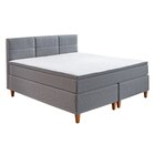 Aktuelle Filz Angebote bei Möbel Martin in Mannheim Aktuelles Dessin 50512-710 grau Liegefläche ca. 180x200 cm. Das Boxspringbett BX2360 Kenora vereint Komfort und eine klares Design. Das Bett besteht aus einer 2-teiligen Box mit einer stabilen Bonellfederkern-Konstruktion, die eine exzellente Unterstützung und langanhaltende Haltbarkeit gewährleistet. Die durchgehende Tonnentaschenfederkern-Matratze sorgt für eine optimale Druckentlastung und eine individuelle Anpassung an den Körper. Ein integrierter Topper sorgt für zusätzliche Entlastung und einen gesunden Schlaf. Die Füße des Bettes sind im trendigen Eiche-Look gestaltet und fügen sich harmonisch in jedes Schlafzimmerambiente ein. Produkteigenschaften: Box 2-teilig, Liegefläche je ca. 90x200 cm, Bonell-Federkern, Kopfteil, Rückseite bezogen mit Spinnvlies, Vorderseite mit Stoffbezug, Versteppung und Abheftungen, nur zur Positionierung an der Wand geeignet Matratze durchgehend mit integriertem Topper, Gesamthöhe ca. 25 cm, Polsterung der Oberseite mit ca. 4 cm PU-Komfortschaum (25 kg/m³), zusätzliche Filz-Druckverteiler auf beiden Seiten, Liegefläche ca. 180x200 cm, Topper fest mit Matratze vernäht in der Optik eines separaten Toppers, ohne dass dieser verrutschen kann. Durch eine Vertiefung/Überlappung besteht die Möglichkeit ein Spannbettlaken zu fixieren ohne dass die Seiten der Matratze überdeckt werden. Durchgehende Topper-Schaumplatte aus ca. 6 cm PU-Komfortschaum (25 kg/m³), mit einseitigem Noppenprofil (Zur Veränderung des Liegekomforts kann die Topper-Schaumplatte innerhalb der Hülle gewendet werden. Oberseite des Bezuges abnehmbar und waschbar (Handwäsche) pro Box 5 Füße, Farbe Eichen-Look Weitere Kombinationen, Farb- sowie Ausstattungsvarianten sind im Einrichtungshaus wählbar. Unsere MitarbeiterInnen beraten Sie gerne vor Ort. Angebot bei Möbel Martin in Mannheim ab 949,00 €