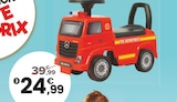 Trotteur mercedes-benz actros pompier | 12 mois - Mercedes en promo chez JouéClub Neuilly-sur-Seine à 24,99 €
