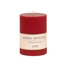 Promo Bougie striée parfumée rouge H10, 340g à 5,99 € dans le catalogue Maisons du Monde à Montévrain