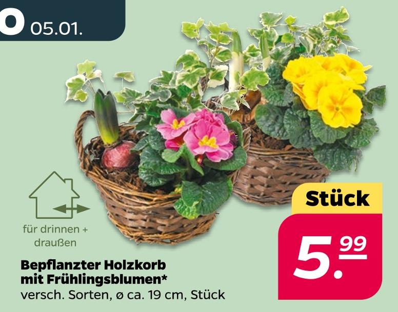 Bepflanzter Holzkorb mit Frühlingsblumen