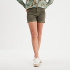 La Halle Saint-Paul-lès-Dax - Promo Short en jean slim coton stretch vert kaki femme Promo Short en jean slim coton stretch vert kaki femme à 6,49 € dans le catalogue La Halle à Saint-Paul-lès-Dax