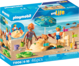 FAMILLE JOUANT DANS LE SABLE À LA PLAGE - PLAYMOBIL en promo chez Auchan Hypermarché Marignane à 18,99 €