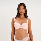 Soutien-gorge emboîtant paddé dentelle rose clair femme en promo chez La Halle Villeneuve-d'Ascq à 22,99 €
