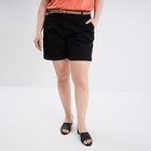 Short chino avec ceinture tressée noir femme grande taille en promo chez La Halle Short chino avec ceinture tressée noir femme grande taille dans le catalogue La Halle