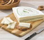 Duo Royal - Brie farci à l'ail des ours ou Brie farci aux tomates, poivrons et romarin en promo chez Super U Duo Royal - Brie farci à l'ail des ours ou Brie farci aux tomates, poivrons et romarin dans le catalogue Super U