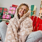 Poncho plaid effet polaire à capuche rose poudrée femme dans le catalogue La Halle