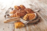 Auchan Supermarché Auneau - Promo 2 CROISSANTS + 2 PAINS AU CHOCOLAT + 2 CHAUSSONS AUX POMMES + 2 PAINS AUX RAISINS PUR BEURRE Promo 2 CROISSANTS + 2 PAINS AU CHOCOLAT + 2 CHAUSSONS AUX POMMES + 2 PAINS AUX RAISINS PUR BEURRE à 3,99 € dans le catalogue Auchan Supermarché à Auneau