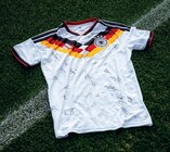 Unterschriebenes Heimtrikot der Männer-Nationalmannschaft bei E center Elbtalaue im Wittenberge Prospekt für 