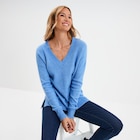 Pull droit ample col V fentes aux côtés bleu clair femme en promo chez La Halle Pull droit ample col V fentes aux côtés bleu clair femme dans le catalogue La Halle