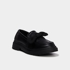 La Halle Dijon - Promo Mocassins avec noeuds noir fille Promo Mocassins avec noeuds noir fille à 25,99 € dans le catalogue La Halle à Dijon