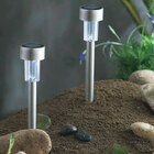 Lampe solaire 1 LED blanc inox dans le catalogue Maxi Bazar