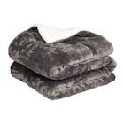 Plaid pilou pilou 127x152cm gris foncé en promo chez Gifi Marseille à 9,99 €