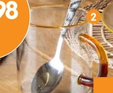 Tasse en verre avec anse bicolore en promo chez B&M Poitiers à 4,98 €