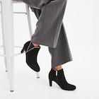 Promo Bottines aspect daim à talons noir femme à 39,99 € dans le catalogue La Halle à Tarare