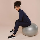 Promo Veste de sport ajustée avec fermeture bleu marine femme à 29,99 € dans le catalogue La Halle à Bron