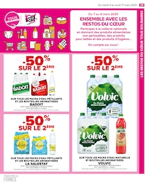 Offre Volvic dans le catalogue Carrefour du moment à la page 39