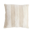 Coussin carré déco fourrure Teddy motif beige 45x45cm (2 modèles) à 5,99 € dans le catalogue Gifi