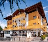 Doppelzimmer Sambuco/Camomilla im 4-Sterne Hotel Alpine Mugon für 399,00 € bei REWE im Angebot Doppelzimmer Sambuco/Camomilla im 4-Sterne Hotel Alpine Mugon im aktuellen REWE Prospekt