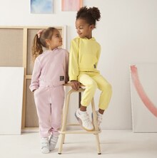 Sweat court à capuche, pantalon de jogging et baskets à Orchestra dans Allauch Sweat court à capuche, pantalon de jogging et baskets à Orchestra dans Allauch