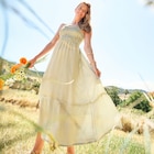 Robe longue buste smocké lin mélangé blanc femme - La Halle à Sarcelles Robe longue buste smocké lin mélangé blanc femme en promo chez La Halle Sarcelles à 25,99 €