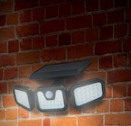 LED Solar Gartenleuchte - 3 Strahler Angebote bei Netto Marken-Discount Cottbus für 14,99 €